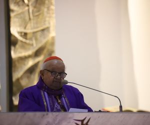 Kard. Stanisław Dziwisz podczas szóstej liturgii stacyjnej: Miłość Boga związana jest z miłością bliźniego