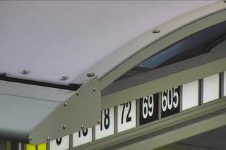 Para połasiła się na tabliczkę 69 na przystanku