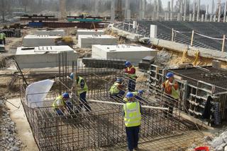 Trybuna zachodnia - aktualnie wykonywane jest palowanie oraz stawiane są fundamenty pod nową trybunę i słupy głównego zadaszenia