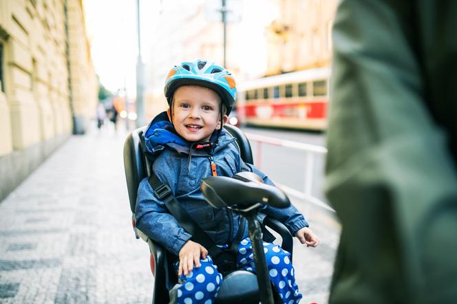 Mamy pytają o foteliki rowerowe dla dzieci. Fizjoterapeutka mówi od kiedy to bezpieczne