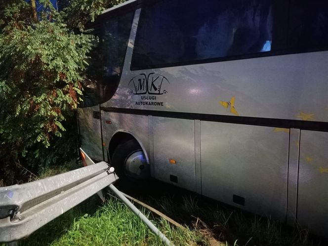 Nowy Dwór Mazowiecki. Autobus zderzył się z samochodem i przeciął barierki. Na pokładzie 33 osoby