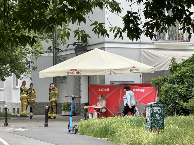 Na terenie ogródka rozłożyli parawan. Obok siedziała modląca się kobieta. Co tam się stało?!