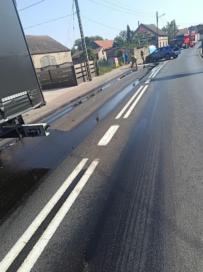 ​Wielki wyciek oleju po zderzeniu osobówki z ciężarówką na DK12 we Wschowie [ZDJĘCIA]
