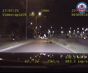 Wiózł kolegę w otwartym bagażniku