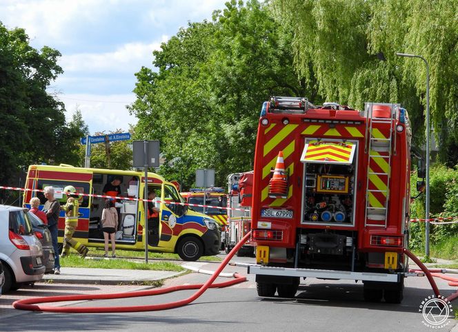 Pożar i wybuchy w mieszkaniu bloku w Tychach