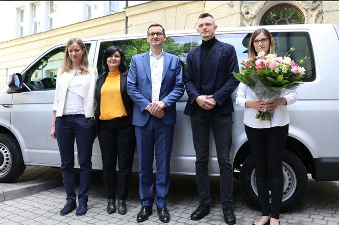 Premier Mateusz Morawiecki wręczył rodzinie Marców kluczyki do nowego Volkswagena
