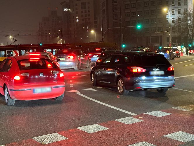 Totalny paraliż przy Arkadii w Warszawie. Znamy przyczyny chaosu drogowego