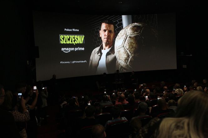 Wojciech Szczęsny z dziećmi na premierze filmu o sobie