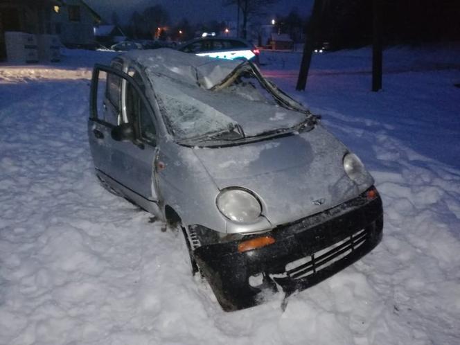 Daewoo matiz SPADŁ z mostu do rzeki w Mchawie! 20-latka o mały włos nie utonęła