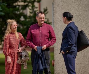 Na Wspólnej odc 4089. Renata (Marta Jankowska), Sławek (Mariusz Słupiński), urzędniczka (Katarzyna Dworak)