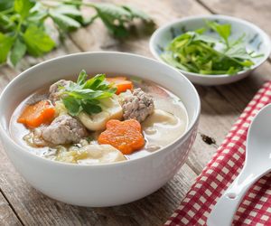 Kwaśna zupa z klopsikami i szturanymi ziemniakami. Spróbuj przysmaku z Pomorza