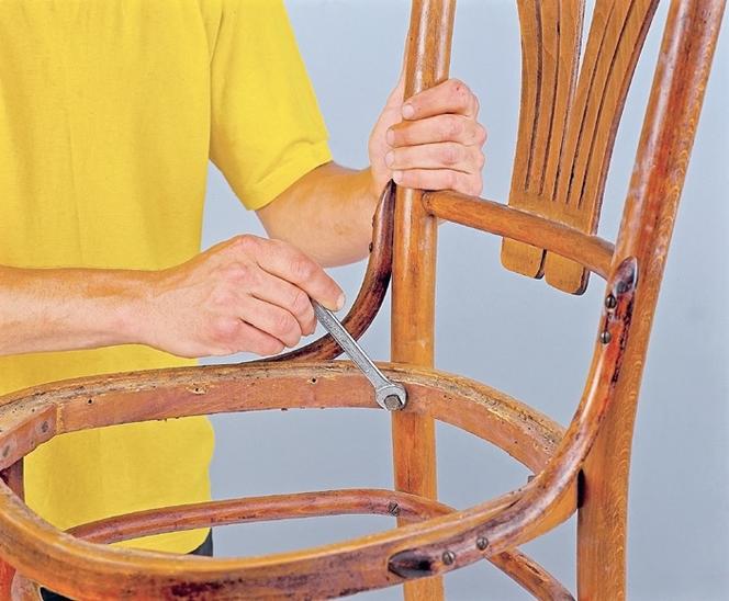 KROK III - Rozkręcanie krzesła