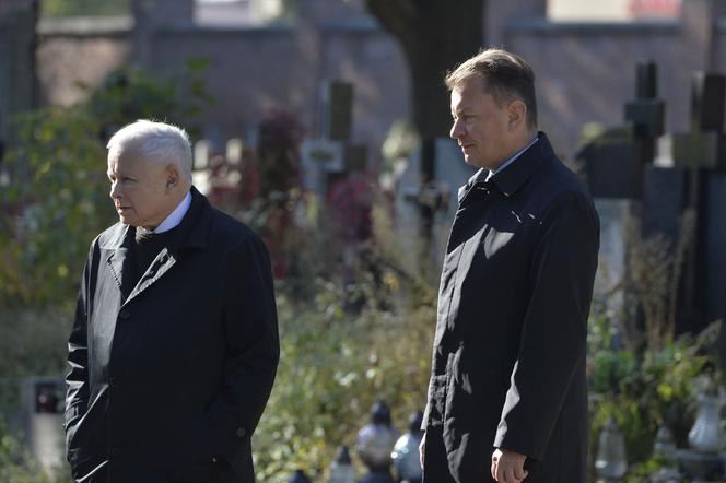 Jarosław Kaczyński na Powązkach i przed pomnikiem brata. Prezes PiS nie zapomina o kolejnej miesięcznicy