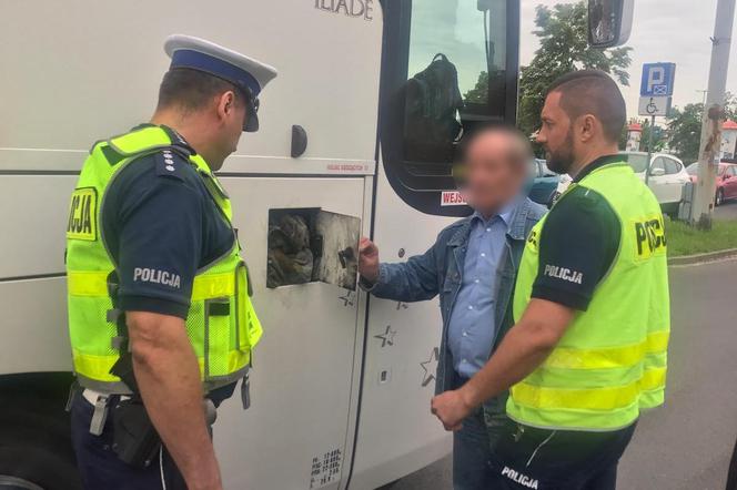 Niesprawnym autobusem chciał zawieźć dzieci do Gdyni. Przeszkodzili mu policjanci z Torunia