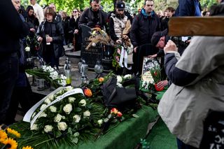 Tłumy na pogrzebie legendy polskiego rapu. Pożegnaliśmy Jokę z Kalibra 44