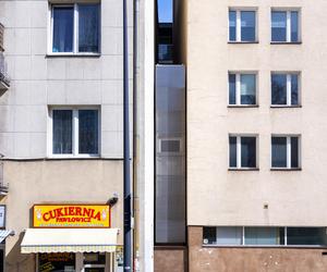 Najwęższy dom na świecie stoi w Warszawie. Zobacz Dom Kereta wciśnięty między blok a kamienicę