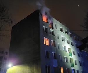 Pożar bloku w Kętrzynie. 39-latek wyskoczył z czwartego piętra