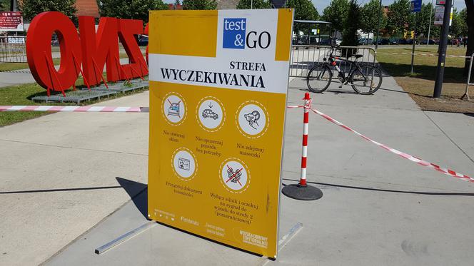 Drive-thru w Lesznie. Na darmowe badania zapisało się ponad 500 osób