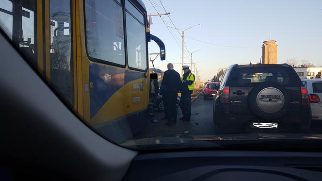 Toruń. Kierowca BMW zderzył się z tramwajem! Są utrudnienia!