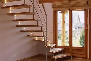 Jak oświetlić schody i klatkę schodową? Trzy superpomysły