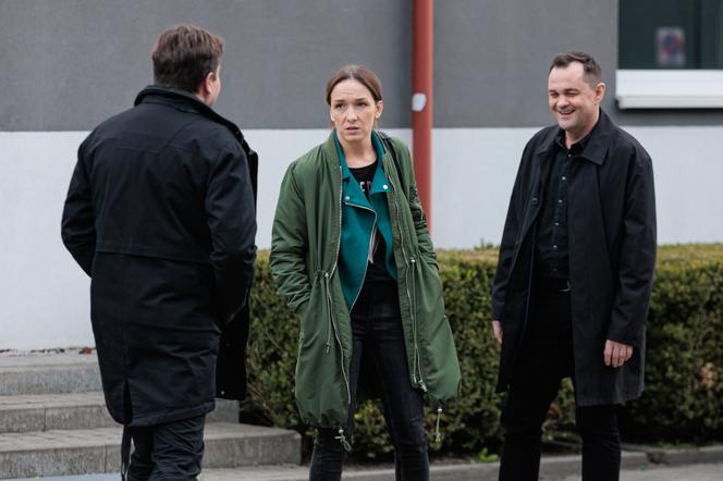 Na Wspólnej odc. 3502. Iga (Lidia Sadowa), Michał (Robert Kudelski), Sławek Dziedzic (Mariusz Słupiński)
