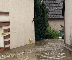 Bardo zatopione. Ulice toną, nie ma prądu, są problemy z siecią