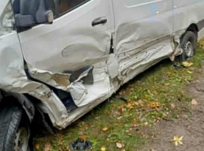 Groźny wypadek na Kaszubach. Czołowe zderzenie osobówki z dostawczakiem. Są poszkodowani