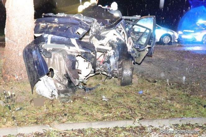 Śmiertelny wypadek pod Bolesławcem. Kierowca BMW rozbił się na drzewie 