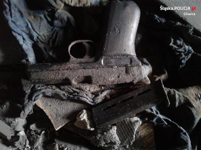Niesamowite odkrycie w Gliwicach. Pistolet Mauser M1914 znaleziony podczas remontu kamienicy [ZDJĘCIA]