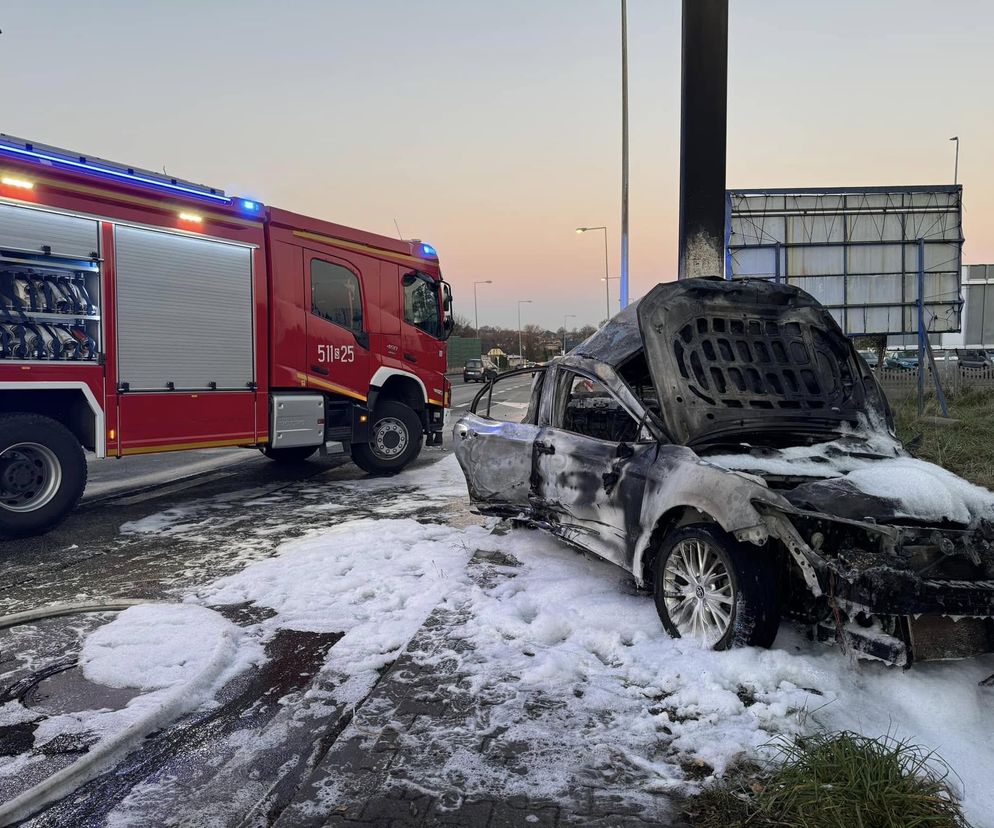 Tragedia na drodze. Samochód stanął w płomieniach