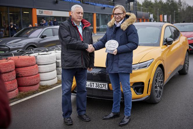  Wojciech Sierpowski, Przewodniczący Jury konkursu Car of the Year Polska i Piotr Pawlak, prezes i dyrektor generalny Ford Polska.