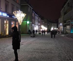 Świąteczne iluminacje w Olsztynie zachwycają. Prawdziwą „gwiazdą” jest choinka na starówce [ZDJĘCIA]