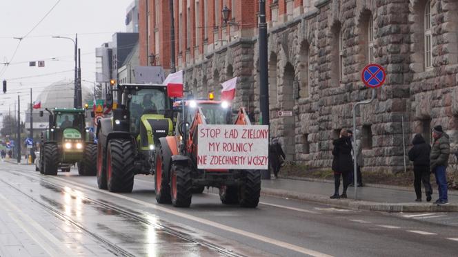 „Zielony Ład=Głód”, „Mleko nie jest z Biedronki”. Te hasła pojawiły się na proteście rolników w Olsztynie