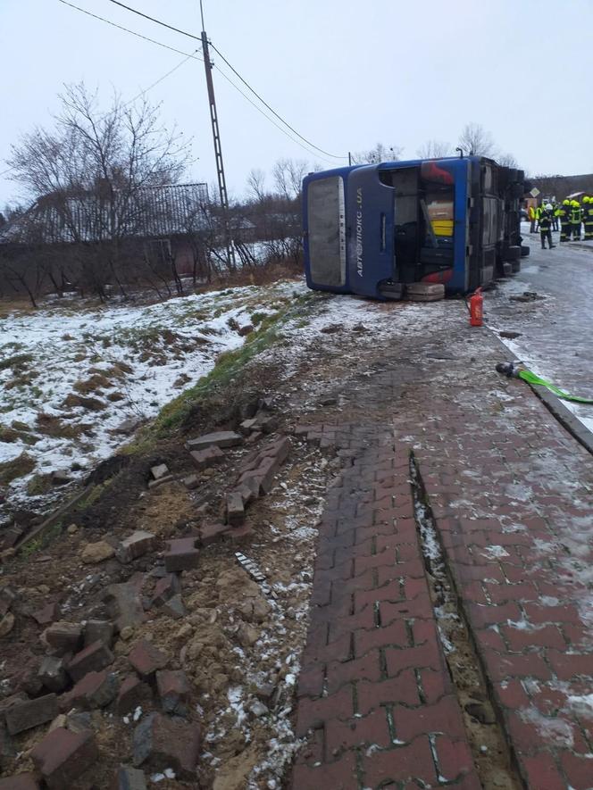 Wypadek autokaru w miejscowości Gołębie