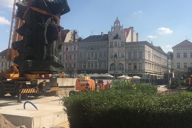 Pomnik na Starym Rynku w Bydgoszczy przeniesiony na nowe miejsce [ZDJĘCIA, WIDEO]