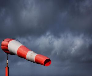 Zacznie się już wieczorem. IMGW ostrzega przed silnym wiatrem