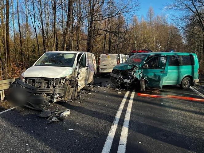 Wypadek w Katowicach. Zderzyły się dwa samochody dostawcze