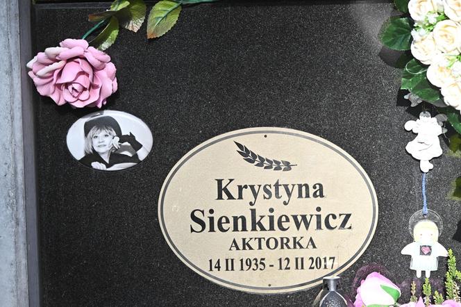 Skromny grób Krystyny Sienkiewicz. Na cmentarzu można przeoczyć miejsce, w którym spoczywa aktorka