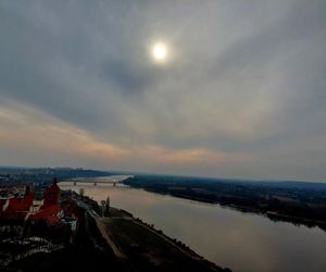 Kierunek: Grudziądz. Kuszą tężnia w szklanej piramidzie i unikatowe spichrze nad Wisłą. Z jednej strony są jak kamieniczki, z drugiej jak mury obronne