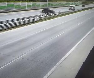 Wiceminister infrastruktury o szokującym zdarzeniu na A1 pod Piotrkowem Tryb. Kierowca BMW jechał pod prąd prosto na niego [ZDJĘCIA].