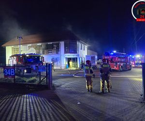 Pożar w Jankach. Palił się sklep meblowy.