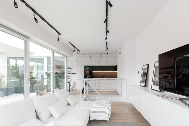 Pochwała prostoty. Minimalistyczny apartament z widokiem na park