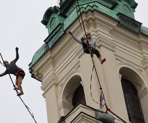   Urban Highline Festival 2023 w Lublinie. Slacklinerzy robią cuda na linach!