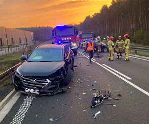 Wypadek między rondami w Lesznie. Zderzyły się dwie osobówki