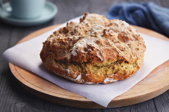 Sodowy chleb z palonym masłem i tartym serem: przepis na pieczywo bez drożdży