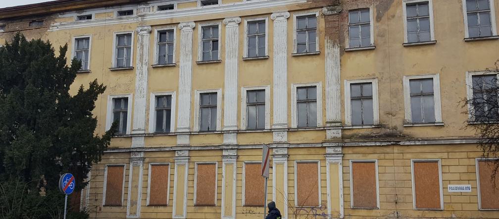 Lecą tynki z dawnego budynku kolejowego przy ul. Dworcowej