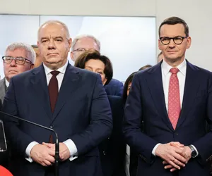 Morawiecki i Sasin na konferencji prasowej Chronimy Polaków