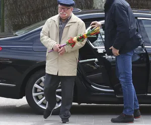 Lech Wałęsa pochwalił się palemką. Tuż przed wejściem do kościoła wykonał piękny gest