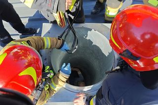 Mężczyzna utknął w szybie wentylacyjnym. Dramatyczna akcja ratunkowa w Warszawie