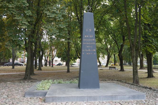 Plac Mordechaja Tenenbauma. To część Skweru przy Żabiej w Białymstoku